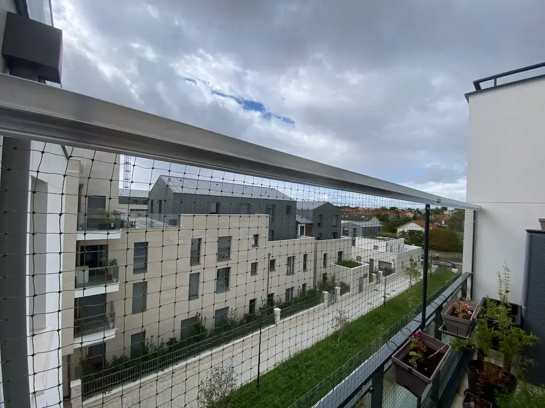 Balcon d'immeuble sécurisé par un filet de protection